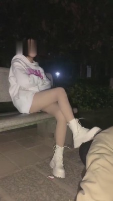 【网盘】【甜甜】户外花园遛狗（路人偷拍） bf7176