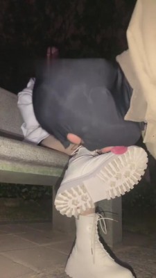 【网盘】【甜甜】户外花园遛狗（路人偷拍） bf7176