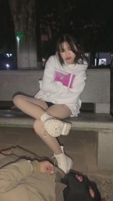 【网盘】【甜甜】户外花园遛狗（路人偷拍） bf7176