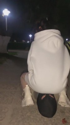 【网盘】【甜甜】户外花园遛狗（路人偷拍） bf7176