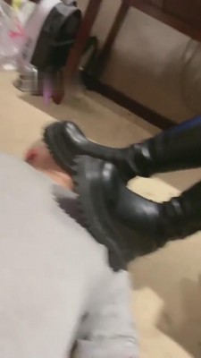 【网盘】【小痴大人】开发穿皮靴的素人一起虐【下】 bf7183