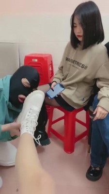 【网盘】【雪莉】饭馆与三闺蜜喂食tj贱狗 bf7226