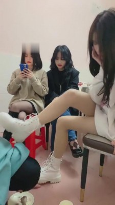 【网盘】【雪莉】饭馆与三闺蜜喂食tj贱狗 bf7226