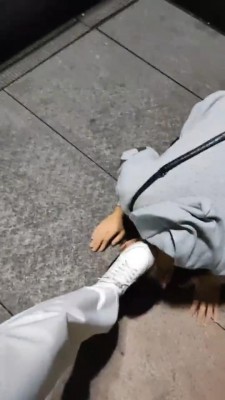 【网盘】【梵高】舔鞋钻跨闻脚路人小姐姐 bf7670