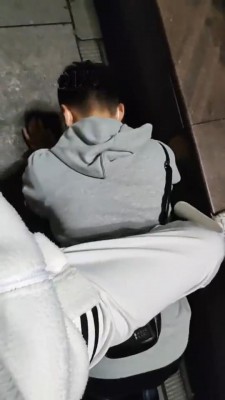 【网盘】【梵高】舔鞋钻跨闻脚路人小姐姐 bf7670