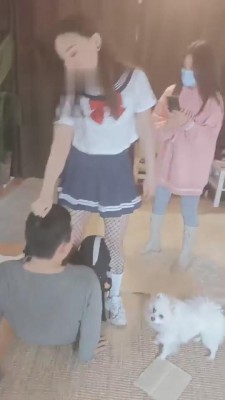 【网盘】【飞扬女王】猥琐男尾随两位学生女主反被制服【双视角版】 bf9722