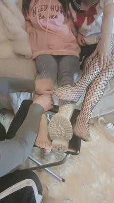 【网盘】【飞扬女王】猥琐男尾随两位学生女主反被制服【双视角版】 bf9722