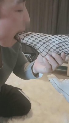 【网盘】【飞扬女王】猥琐男尾随两位学生女主反被制服【双视角版】 bf9722