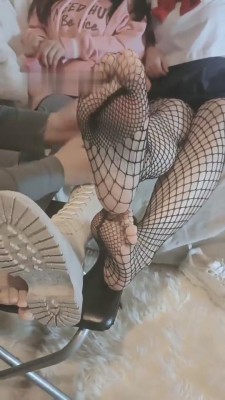 【网盘】【飞扬女王】猥琐男尾随两位学生女主反被制服【双视角版】 bf9722