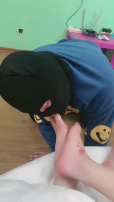 【网盘】【逗逗】情侣主-极致诱惑床下的贱狗伺候 bf8523