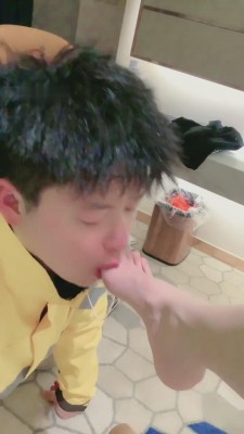 【网盘】【希希子】开发外卖员诱惑成为脚底下的狗 bf8678