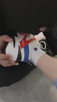 【网盘】【黛黛S】喂狗吃真狗粮/踩踏喂食 bf8570