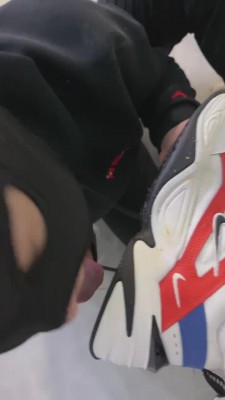 【网盘】【黛黛S】喂狗吃真狗粮/踩踏喂食 bf8570