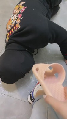 【网盘】【黛黛S】喂狗吃真狗粮/踩踏喂食 bf8570