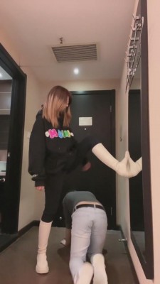 【网盘】【昕昕】白靴/aj小白鞋/白棉袜/脚底踩喂食 bf8750