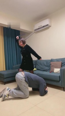 【网盘】【西西小主】暴打男神-耳光/舔脚/踩踏/提档【双视角版】 bf9089