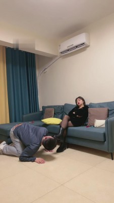 【网盘】【西西小主】暴打男神-耳光/舔脚/踩踏/提档【双视角版】 bf9089