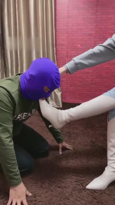 【网盘】【暴力美学】白靴提档骑马/滴蜡/蛇鞭鞭打/裸足窒息 bf10238