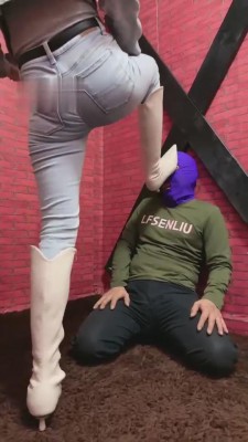 【网盘】【暴力美学】白靴提档骑马/滴蜡/蛇鞭鞭打/裸足窒息 bf10238