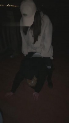 【网盘】【樱木花椒】和闺蜜深夜户外溜家奴 bf10319