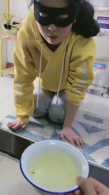 【网盘】【美离子】母狗舔脚能流一地口水 bf10533