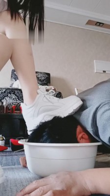 【网盘】【猫神大人】各种鞋踩踏/喝洗脚水【双视角版】 bf10678