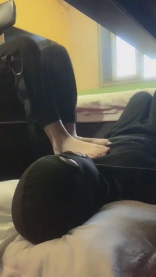 【网盘】【精神小妹】大二女神电脑桌下无意识踩狗 bf10935