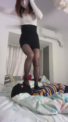 【网盘】【巴莉女王】女技师黑丝裸足全体重踩狗 bf11008