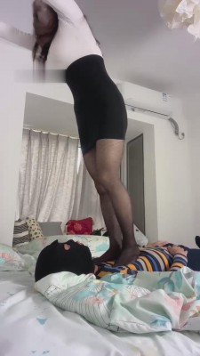 【网盘】【巴莉女王】女技师黑丝裸足全体重踩狗 bf11008