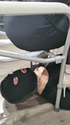 【网盘】【乐爷】双女王脚踩喂食 bf11077