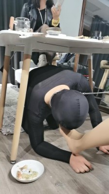 【网盘】【乐爷】双女王脚踩喂食 bf11077