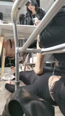 【网盘】【乐爷】双女王脚踩喂食 bf11077