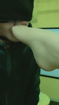 【网盘】【风吟女神】私人影院让老板舔臭脚丫 bf11140