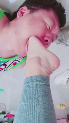 【网盘】【兔粉粉】小白鞋白棉袜羞辱老公 bf11105