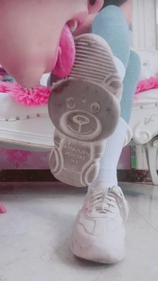 【网盘】【兔粉粉】小白鞋白棉袜羞辱老公 bf11105