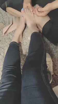 【网盘】【乐爷】小白鞋踩踏碾压脚下奴 bf11127