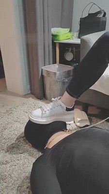 【网盘】【乐爷】小白鞋踩踏碾压脚下奴 bf11127