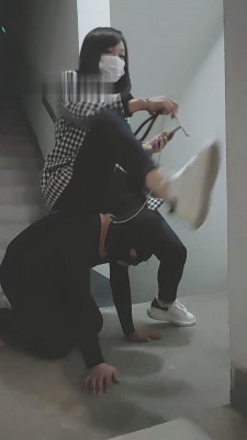 【网盘】【乐爷】小白鞋踩踏碾压脚下奴 bf11127