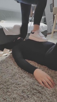 【网盘】【乐爷】小白鞋踩踏碾压脚下奴 bf11127