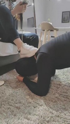 【网盘】【乐爷】小白鞋踩踏碾压脚下奴 bf11127