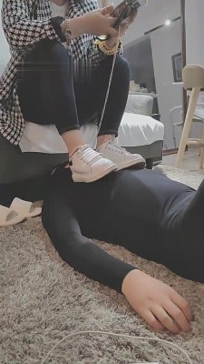 【网盘】【乐爷】小白鞋踩踏碾压脚下奴 bf11127