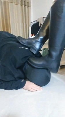 【网盘】【马靴大大】长鞭训奴-全体重踩踏/钻垮/舔脚 bf11181