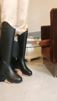 【网盘】【马靴大大】长鞭训奴-全体重踩踏/钻垮/舔脚 bf11181