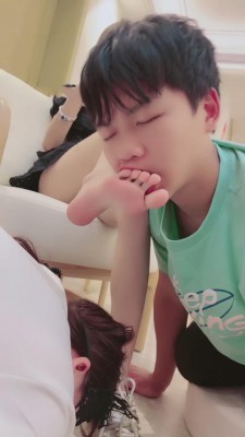 【网盘】【希希子】姐妹花口水/臭脚蹂躏情侣奴 bf11265