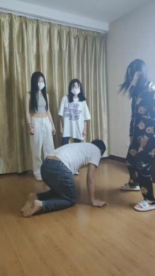 【网盘】【最抗揍M】被精神小妹群殴 bf11299