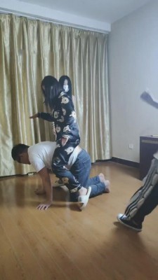 【网盘】【最抗揍M】被精神小妹群殴 bf11299