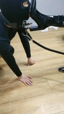 【网盘】【青岛00后大学生】学生情侣主第一次调乖狗狗 bf11348