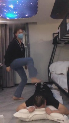 【网盘】【77s】学生主重度爆踹 bf11586