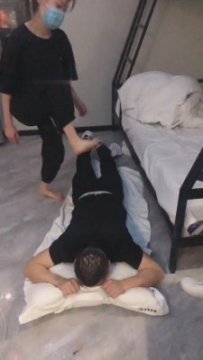 【网盘】【77s】学生主重度爆踹 bf11586