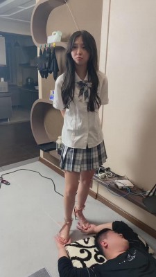 【网盘】【二宝】带素人学生妹全体重踩踏 bf11745